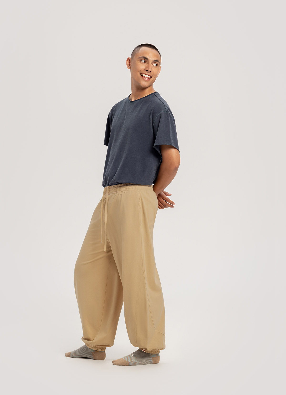 Diagonal jogger pants (Unisex)_Pale Khaki