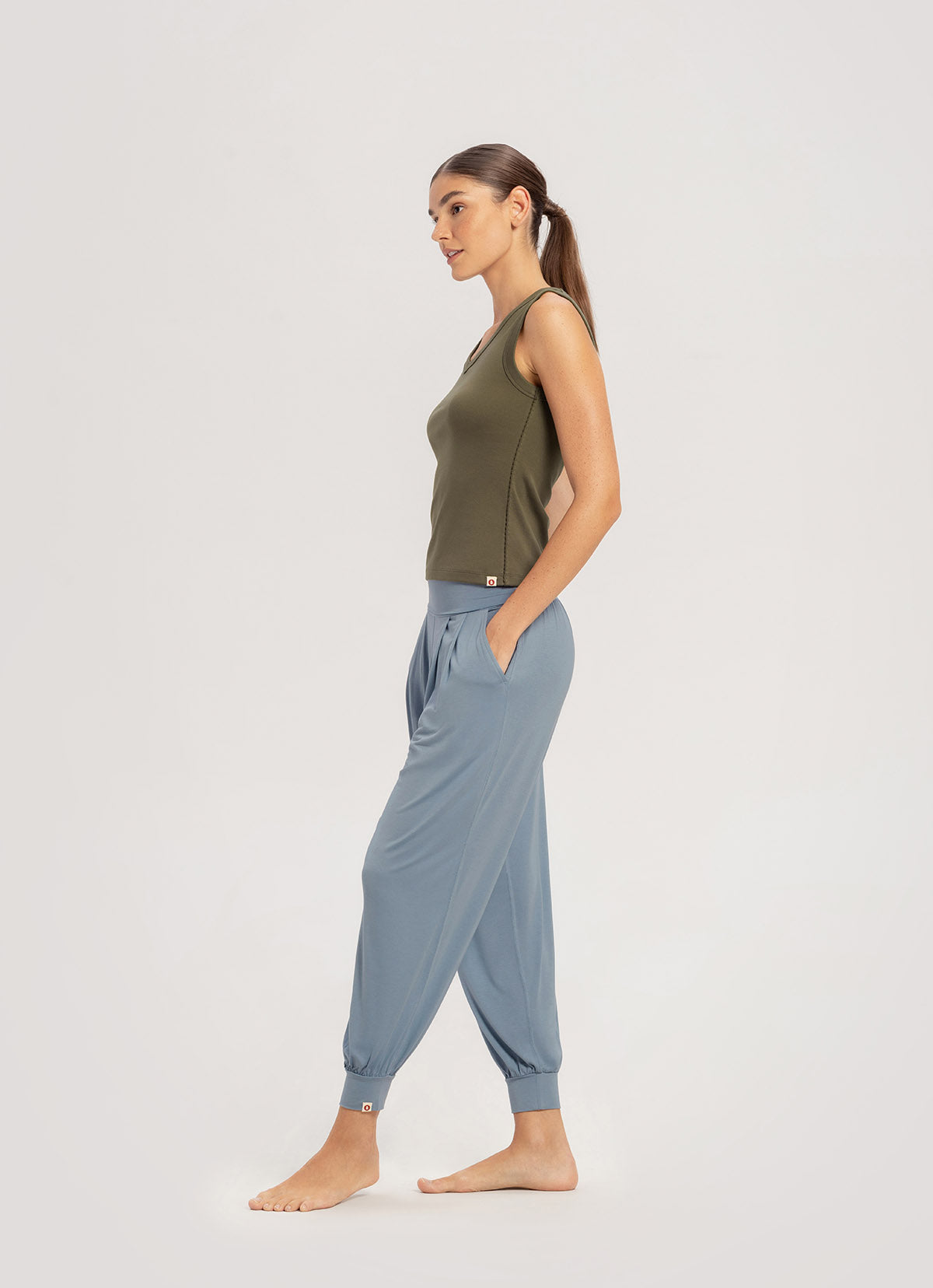 Essential V sleeveless_Crocodile